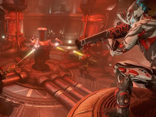 Dwóch graczy w futurystycznych zbrojach walczy w mrocznym, industrialnym otoczeniu. To dynamiczna scena z gry mmo.