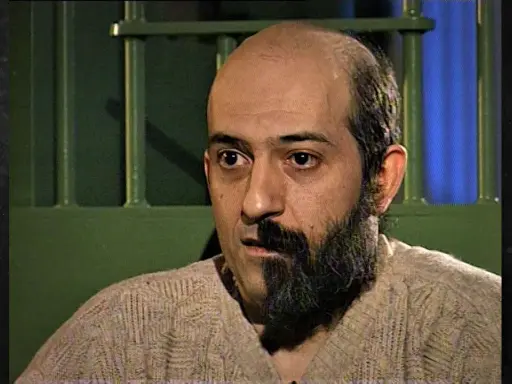 Uomo con barba da un lato, calvo dall'altro, dietro le sbarre. Potrebbe essere il protagonista de "il cacciatore di anoressiche libro".