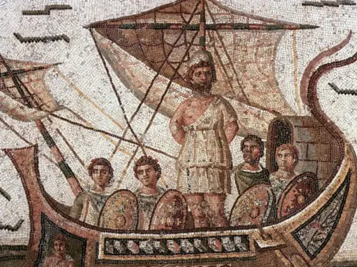 Antike Mosaik: Odysseus auf seinem Schiff, auf dem Weg zu seiner Insel. Männer mit Schilden und ein Mann mit Bart stehen an Bord.
