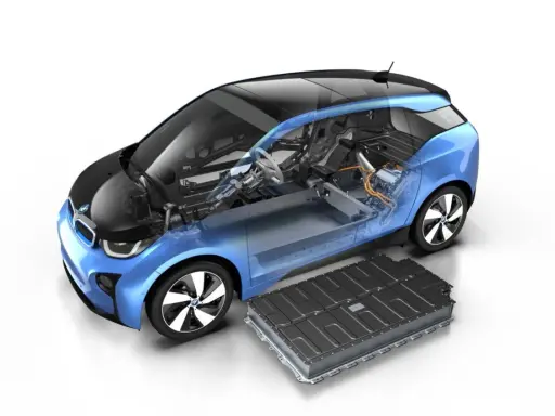 Corte transversal de un BMW i3 azul, mostrando su interior y la batería extraída, lista para ser colocada en el maletero.