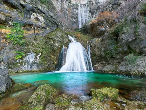 El mirador de la cueva del río Mundo ofrece una cascada espectacular cayendo en aguas turquesas.