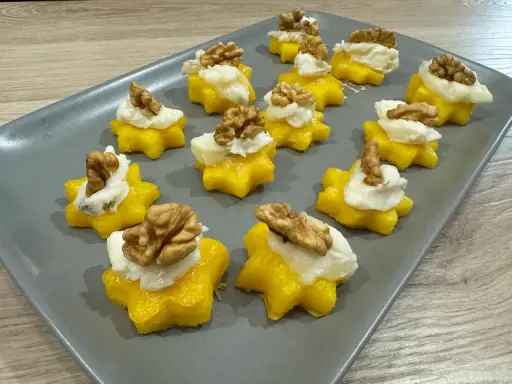 Stelline di polenta con formaggio e noci: antipasti sfiziosi per stupire.