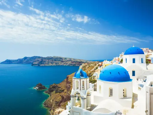 Santorini, Grecja. Białe domy z niebieskimi kopułami nad morzem. Sprawdź ceny wakacji!