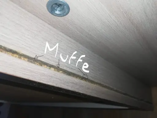 Muffa negli armadi? Ecco come eliminarla. Dettaglio di una fessura in un mobile in legno con segni di muffa.
