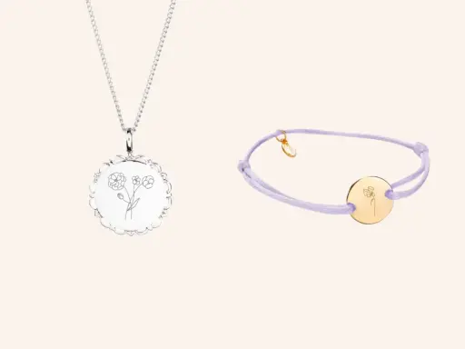 Collier et bracelet avec un symbole mois d'avril : des fleurs délicates gravées sur des médaillons.