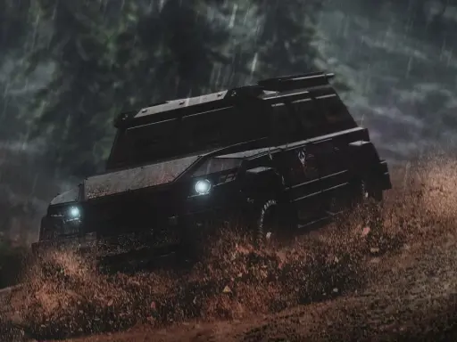 Czarny, opancerzony pojazd przemierza błotnisty teren w deszczu. Niesamowite efekty wizualne dzięki gta 5 mody.