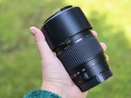 Obiektyw 70-300mm Tamron, idealny do zdjęć makro, portretów i dzikiej przyrody.