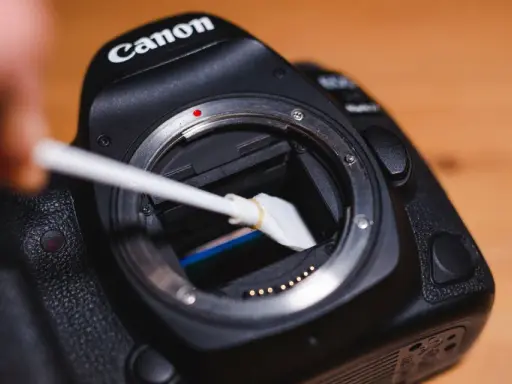 Pulizia sensore reflex Canon con apposito strumento. Un tocco delicato per immagini perfette.