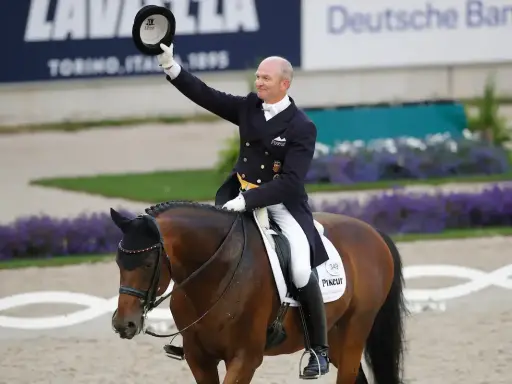 Hubertus Schmidt grüßt vom Pferd, ein Reiter des Fleyenhof.