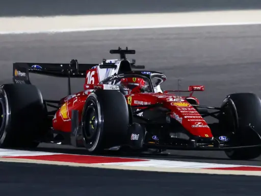 Coche de Ferrari número 16 en plena acción en el GP Bahrein, con el piloto concentrado en la pista nocturna.