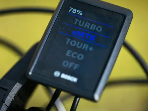 Wyświetlacz roweru elektrycznego Bosch pokazuje 78% naładowania baterii i tryby jazdy: eMTB, TURBO, TOUR+, ECO, OFF. Tak sprawdzisz baterię w rowerze.