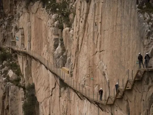 Wagemutige Wanderer auf dem Caminito del Rey, der einst als gefährlich galt. Ein unfallfreies Erlebnis auf dem schmalen Pfad.