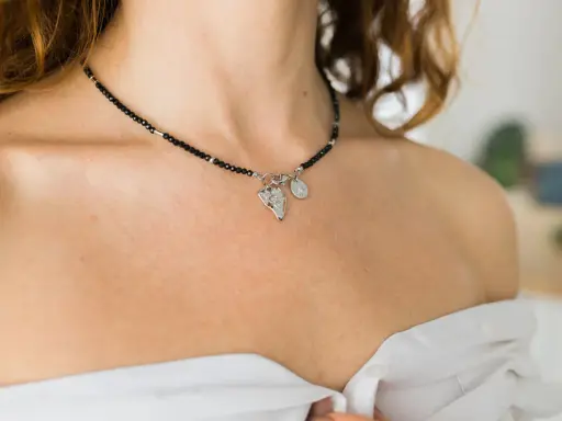 Elegancki naszyjnik choker srebrny z czarnymi koralikami i zawieszkami.
