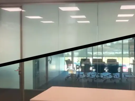La lámina cristal inteligente cambia de opaca a transparente, mostrando una sala de reuniones.