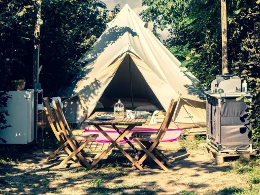 Acogedor ecocamping Vinyols con tienda de campaña, mesa y sillas listas para disfrutar.