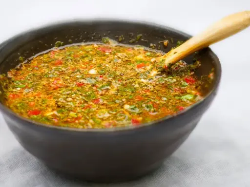 En skål med färsk chimichurri, redo att användas till grillat. Ett perfekt chimichurri recept!