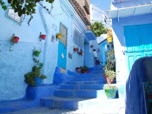 Chefchaouen warum blau? Die blaue Stadt mit ihren blauen Treppen und Häusern, geschmückt mit bunten Blumentöpfen, lädt zum Entdecken ein.