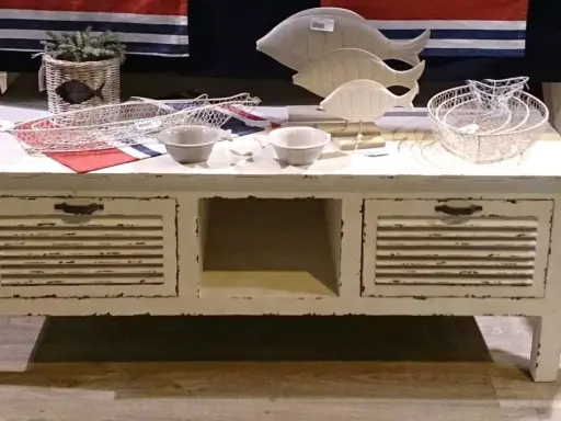 Mesa auxiliar estilo vintage, ideal para aprender como decapar un mueble y darle un toque náutico.