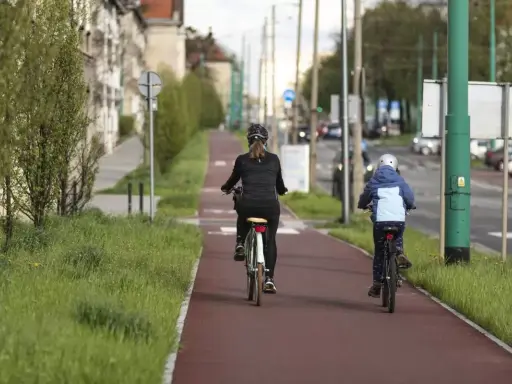 Dwie osoby na rowerach jadą nowymi trasami rowerowymi w Tychach.