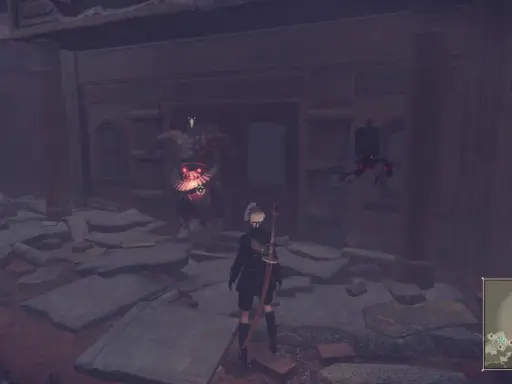 2B walczy z potworem w jaskrawej czapce błazna. Ten obraz to fragment poradnika Nier Automata.