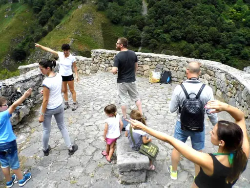 Familia disfrutando de un día de senderismo en Asturias con niños, con vistas espectaculares.