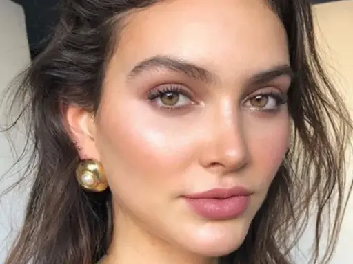 Maquillaje invitada boda ojos marrones. Piel luminosa, labios rosados y pendientes dorados.