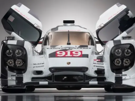 El Porsche 919 Hybrid, con sus puertas abiertas, muestra su diseño futurista y su número de carrera.