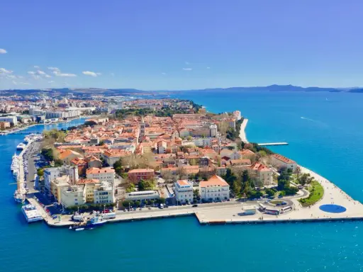 Vista aerea del porto di Zara con la città storica e il mare azzurro.