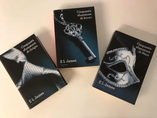 I tre volumi di "Cinquanta sfumature" di E. L. James: Grigio, Rosso e Nero, pronti per esplorare ogni sfumatura.