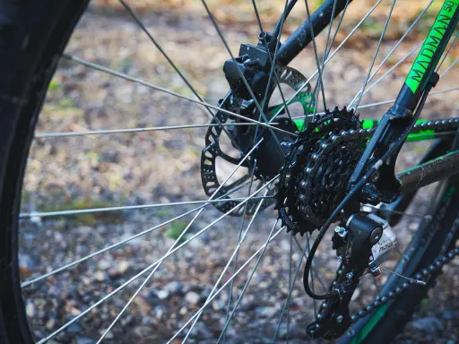 Tylne koło roweru z widocznym elementem przekładni rowerowej: kasetą z zębatkami Shimano i przerzutką Altus.