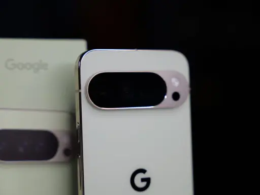 Zbliżenie na tył jasnego telefonu Google Pixel 11 Pro z charakterystycznym modułem aparatu.