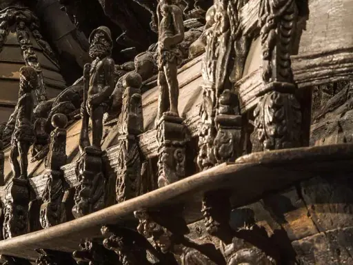 Detaljerade träskulpturer på Vasamuseet visar en rad figurer och ornament.