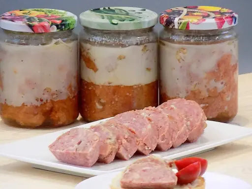 Swojska kiełbasa w słoikach, gotowa do spożycia. Przepis na domową wędlinę, która zachwyci smakiem.