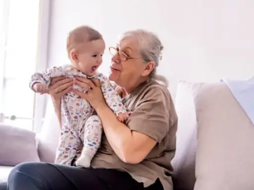 Abuela sonríe a su nieto varón, compartiendo un momento tierno. Ella tiene frases de amor para él.