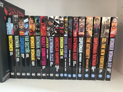 Rząd komiksów DC z postaciami takimi jak Watchmen, Batman, Superman i Wonder Woman.