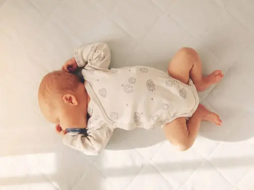 Neonato dorme sereno, un'immagine che evoca la fragilità della vita, la morte bianca neonato è un pensiero che non dovrebbe mai sfiorare un momento così puro.