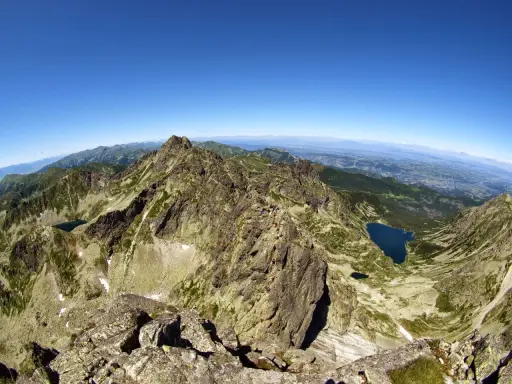 Widok z grani na szlak turystyczny na Kozi Wierch. W dole jeziora i dolina.