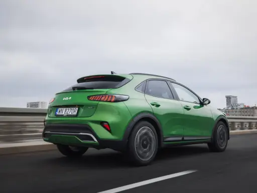 Zielony Kia XCeed na drodze. Sprawdź aktualną kia xceed cena i wybierz swój wymarzony samochód.