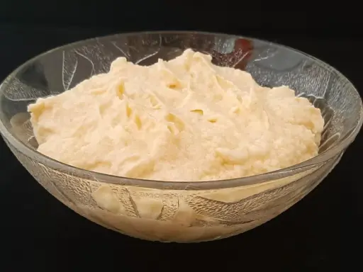 Crème d'amande facile et rapide, une texture onctueuse dans un bol en verre. Parfait pour un dessert express.