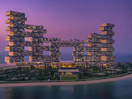 Nowoczesny hotel Atlantis The Royal w Dubaju o architekturze z otworami, o zmierzchu.