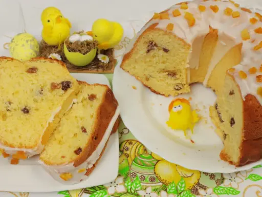 Babka drożdżowa przepis babci, puszysta, z rodzynkami i lukrem, ozdobiona kandyzowaną skórką pomarańczową. Idealna na Wielkanoc.