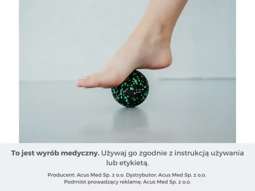 Stopa na piłce do masażu, łagodząca objawy rozcięgna podeszwowego.