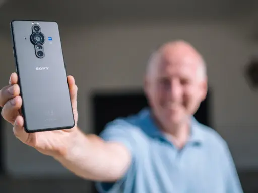 Mężczyzna prezentuje tył telefonu Sony Xperia Pro z potrójnym aparatem.