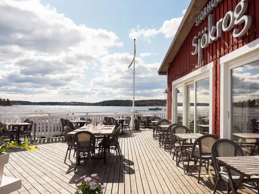 Välkommen till en restaurang vid vattnet i Stockholm! Njut av utsikten över skärgården från en av de många borden på trädäcket.
