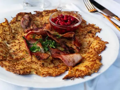 Råraka med knaperstekt bacon, lingon och persilja. En klassisk husmanskost i Stockholm som smakar ljuvligt.