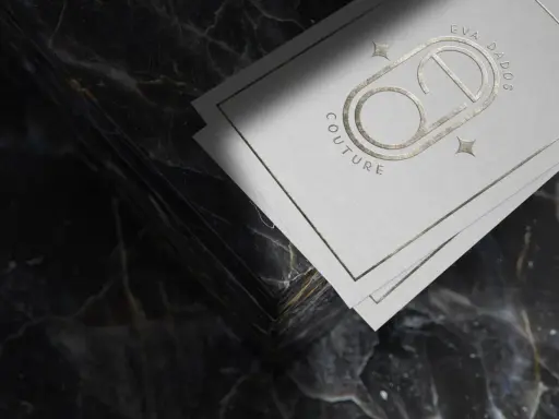 Eleganckie, kreatywne wizytówki z logo "Eva Dados Couture" na tle luksusowego marmuru.