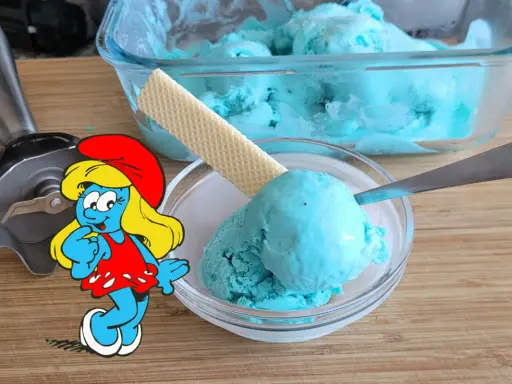 Schlumpfeis Rezept: Blaue Eiscreme mit Waffel und einem Schlumpf. Perfekt für heiße Tage!