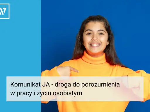 Uśmiechnięta dziewczynka w pomarańczowym golfie wskazuje na tekst "Komunikat JA - droga do porozumienia w pracy i życiu osobistym".