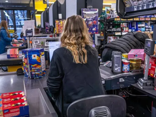 Ile zarabiają pracownicy banku? Realne pensje i benefity.