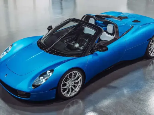 Der Gordon Murray T.33 Roadster in leuchtendem Blau steht auf einem polierten Boden.